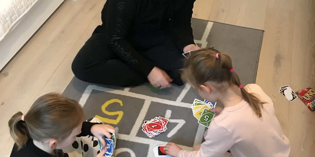 Isä ja lapset pelaavat korttia