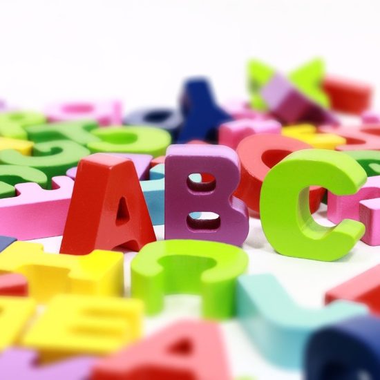 ABC-kirjaimet, punainen A, violetti B ja limevihreä C.