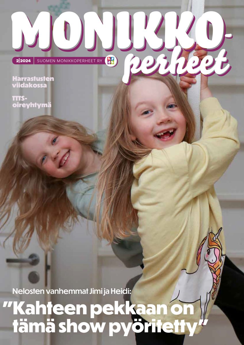 Monikkoperheet-lehden kansikuva, toukokuu 2024. Alakouluikäiset kaksostytöt nauravat ja leikkivät kiipeilyköysissä.