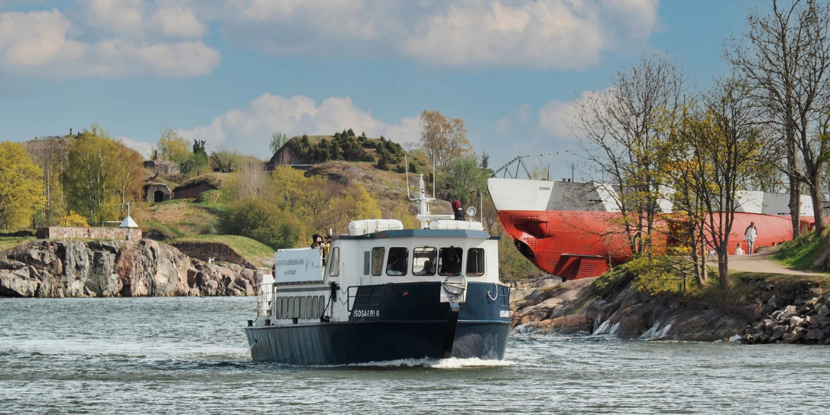 lautta seilaa merellä Vallisaareen.
