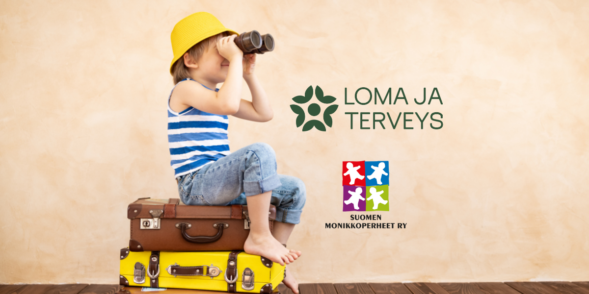 Pikku poika kiikaroi kaukaisuuteen kesähattu päässä matkalaukkujen päällä istuen.