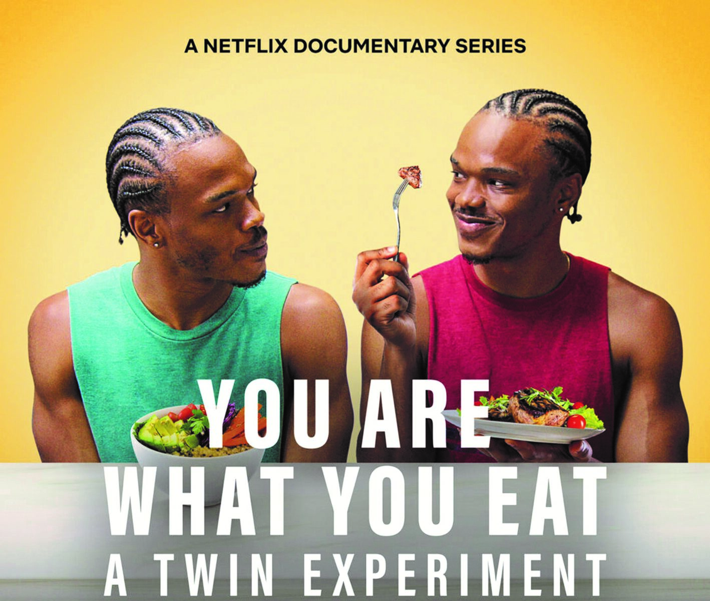 Netflix-dokumentin You are what you eat - a twin experiment mainoskuva, jossa identtiset kaksoset katsovat toisiaan hymyillen ruokalautaset käsissään.