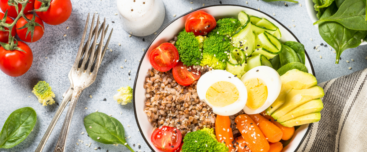 Ruokalautasella on muun muassa tomaattia, parsakaalia, keitetyt kananmunan puolikkaat, porkkananoita.