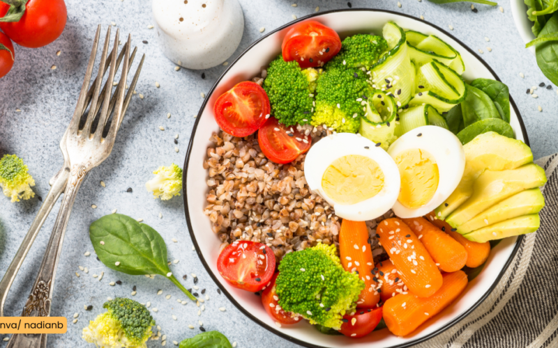 Ruokalautasella on muun muassa tomaattia, parsakaalia, keitetyt kananmunan puolikkaat, porkkananoita.