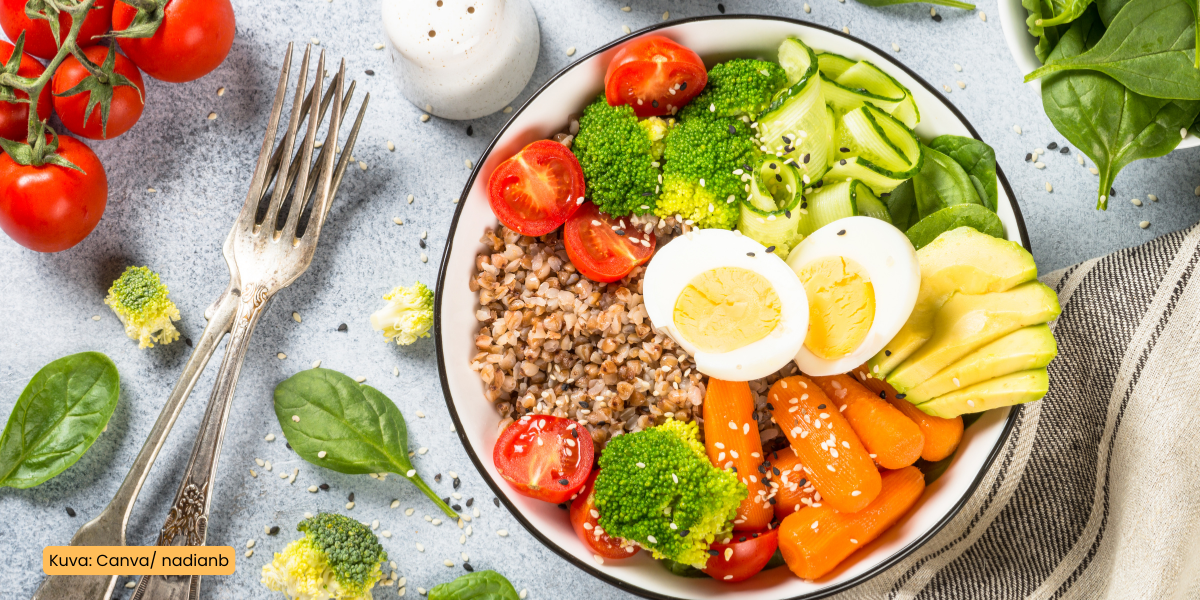 Ruokalautasella on muun muassa tomaattia, parsakaalia, keitetyt kananmunan puolikkaat, porkkananoita.