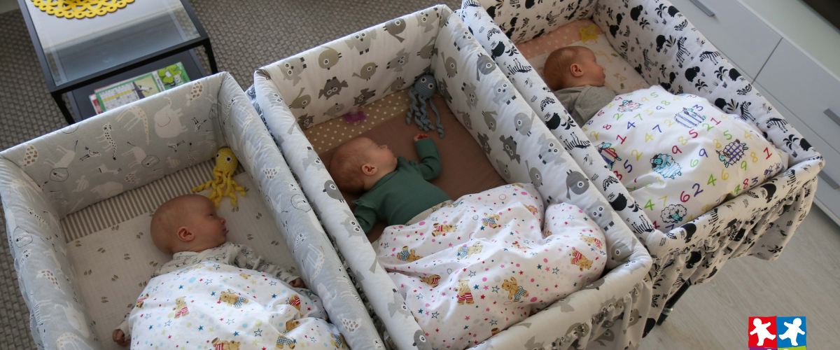 Kolmosvauvat nukkuvat vierekkäin omissa pedeissään.