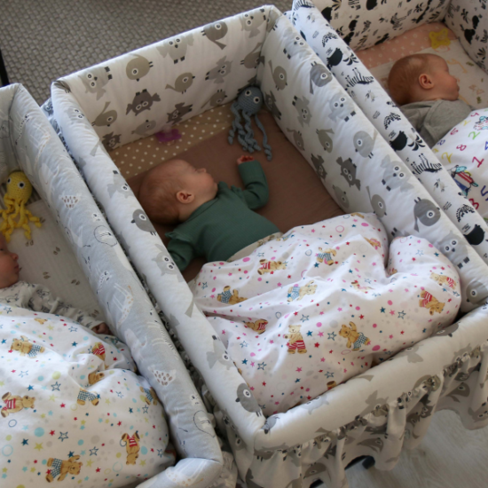 Kolmosvauvat nukkuvat vierekkäin omissa pedeissään.