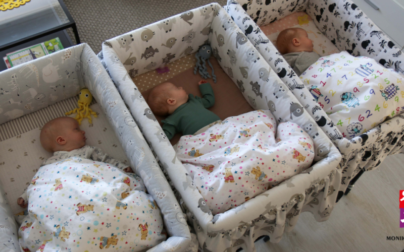 Kolmosvauvat nukkuvat vierekkäin omissa pedeissään.