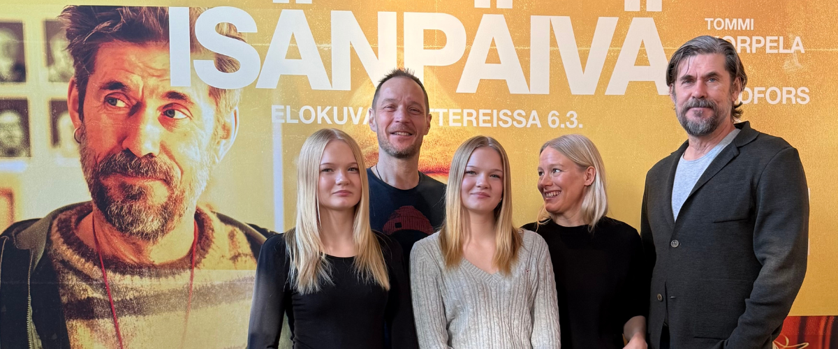 Isänpäivä elokuvan näyttelijät yhteiskuvassa.