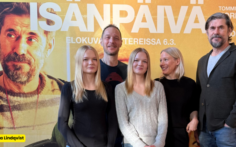 Isänpäivä elokuvan näyttelijät yhteiskuvassa.