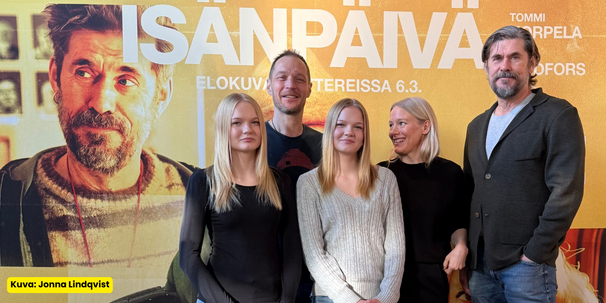 Isänpäivä elokuvan näyttelijät yhteiskuvassa.