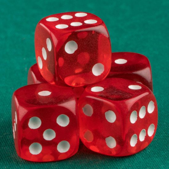 Viisi punaista pelinoppaa vihreällä pöydällä.