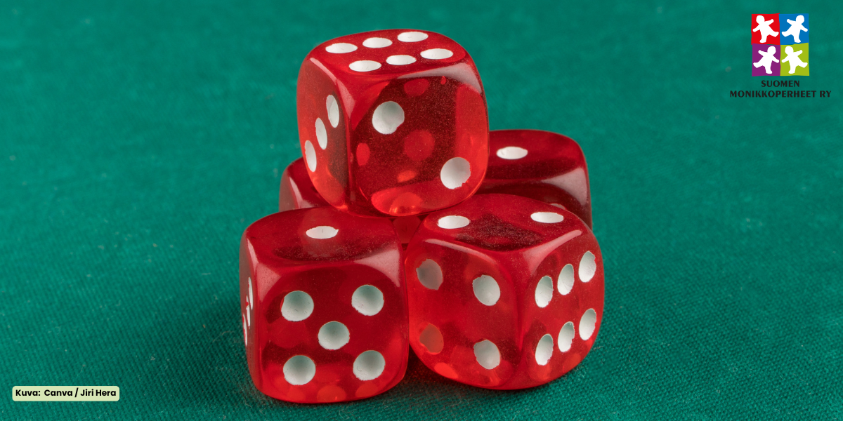 Viisi punaista pelinoppaa vihreällä pöydällä.