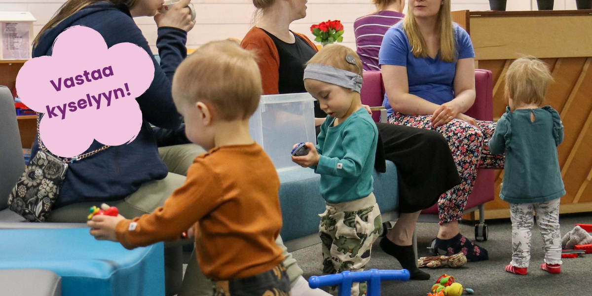 Teksti vastaa kyselyyn. Kolme taaperoikäistä lasta tutkii leluja ja kolme äitiä kuvan taustalla juttelevat.