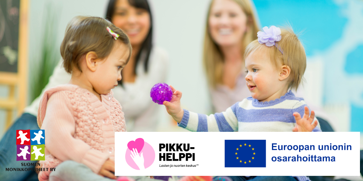 Pikkuhelppi, Euroopan unionin osarahoittama ja Suomen Monikkoperheet ry logot. Etualalla kaksi taaperoikäistä laste leikkii pienellä pallolla, kahden aikuisen katsoessa taustalla. 